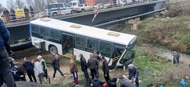 إصابة 17 شخصًا في انقلاب حافلة نقل طلبة بسطيف